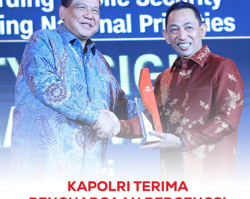 Kapolri Listyo Sigit Terima Penghargaan “Outstanding Contribution” di CNN Indonesia Awards 2025