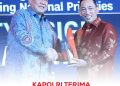 Kapolri Listyo Sigit Terima Penghargaan “Outstanding Contribution” di CNN Indonesia Awards 2025