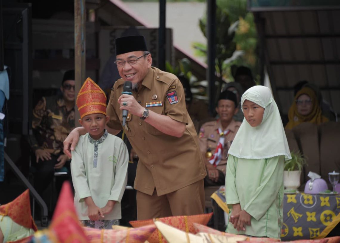 Maigus Nasir Apresiasi Program Unggulan dan Turnamen Silek di Expo Pendidikan Lubuk Kilangan