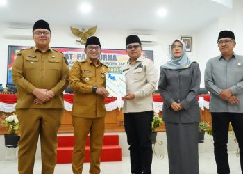 Bupati Tanah Datar Sampaikan Tiga Ranperda ke DPRD saat Paripurna