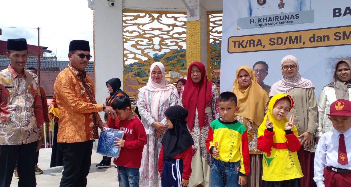 Ringankan Beban Warga, Solok Selatan Bagikan 21 Ribu Seragam Sekolah Gratis