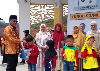 Ringankan Beban Warga, Solok Selatan Bagikan 21 Ribu Seragam Sekolah Gratis