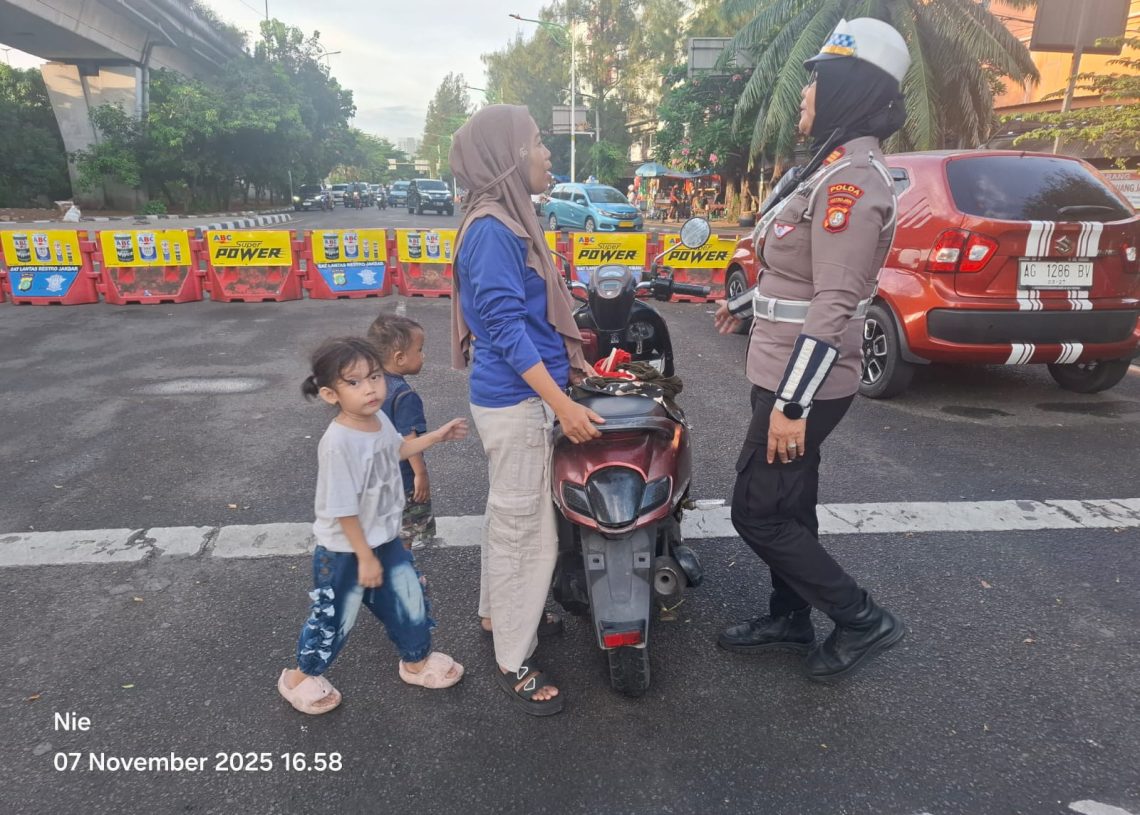 Tersentuh, Polisi di Cengkareng Bantu Ibu dan Anak Kecil Pulang saat Motor Mogok
