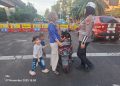 Tersentuh, Polisi di Cengkareng Bantu Ibu dan Anak Kecil Pulang saat Motor Mogok
