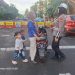 Tersentuh, Polisi di Cengkareng Bantu Ibu dan Anak Kecil Pulang Saat Motor Mogok