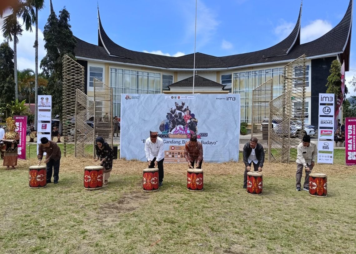 Pesona Tambua Tansa 2025 Bergema, Gubernur Mahyeldi Apresiasi Anak Muda Agam