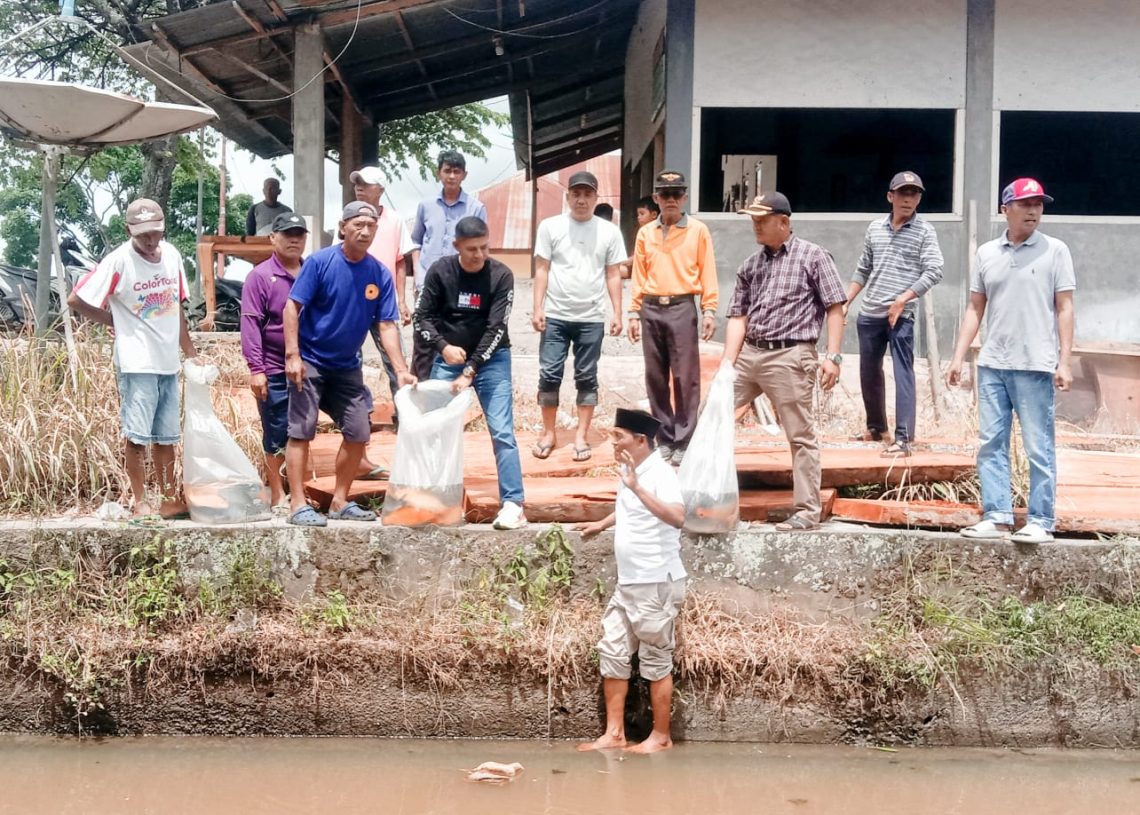 Zeki Oktariza Karini dan Ketua KAN Dua Nagari Tanam Pohon dan Tebar 1.500 Bibit Ikan di Batang Sukali