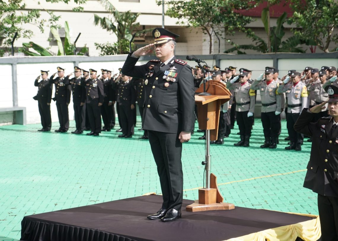 Upacara Hari Pahlawan di Polres Jakarta Barat, Wakapolres: Pengabdian Tulus adalah Perjuangan