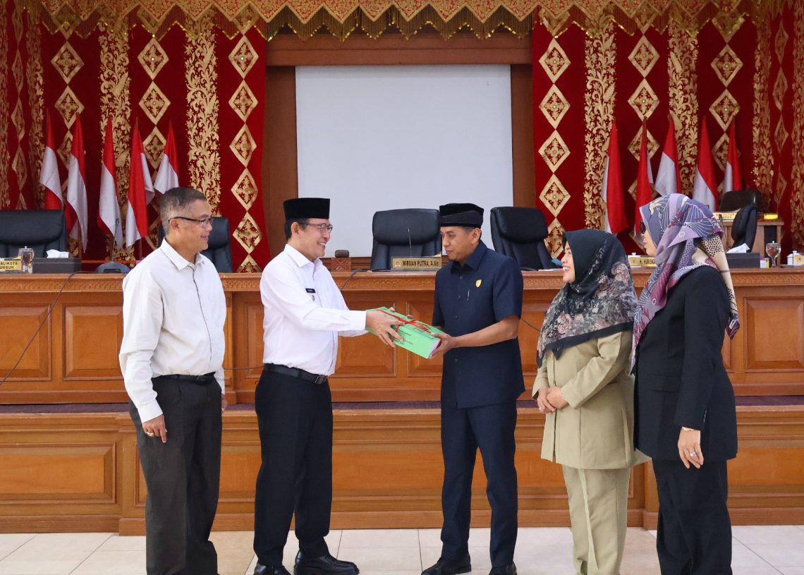 Rapat Paripurna DPRD Kota Payakumbuh, Zulmaeta Sampaikan Nota Keuangan dan Rencana APBD 2026