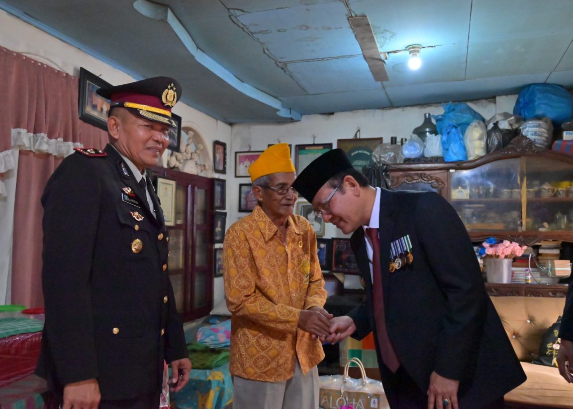 Memperingati Hari Pahlawan, Zulmaeta Bersama Forkopimda Kunjungi Veteran
