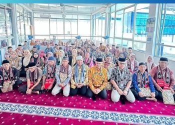 Direktur Perumda Air Minum Kota Padang Lepas 15 Jemaah Umrah Karyawan yang Akan Purna Bakti