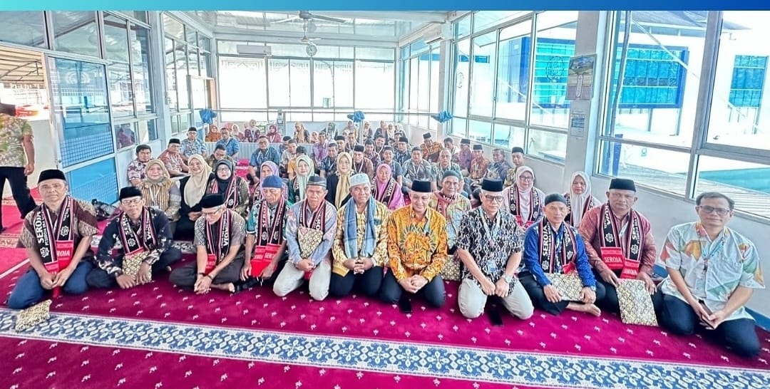Direktur Perumda Air Minum Kota Padang Lepas 15 Jemaah Umrah Karyawan yang Akan Purna Bakti