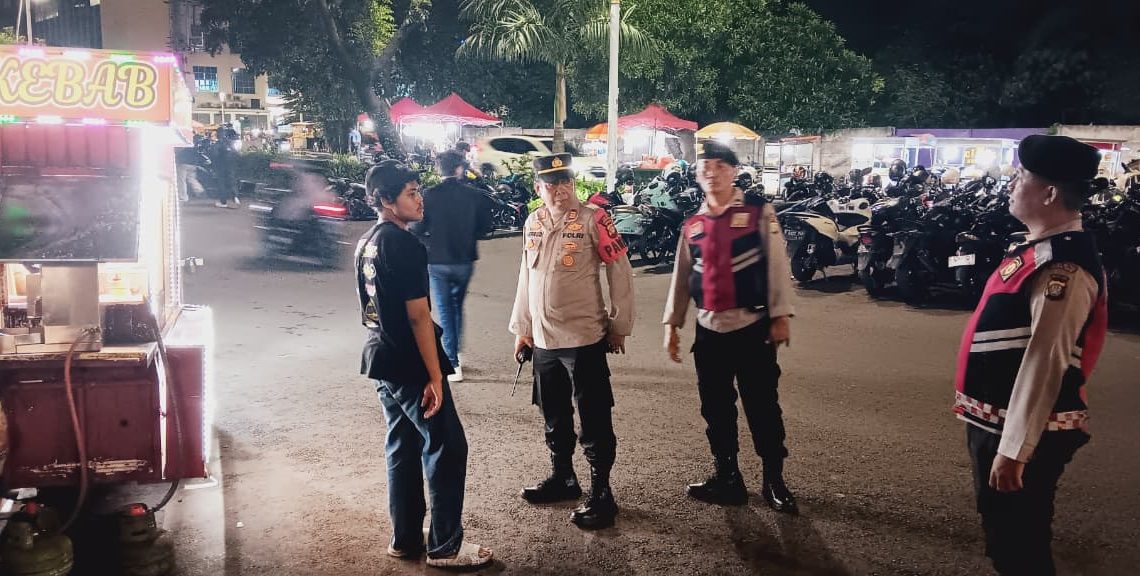 Dekat dengan Warga, Polisi Kembangan Sapa Masyarakat Lewat Patroli Jalan Kaki Malam Hari