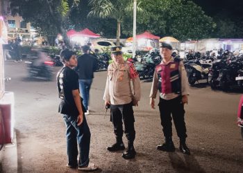 Dekat dengan Warga, Polisi Kembangan Sapa Masyarakat Lewat Patroli Jalan Kaki Malam Hari