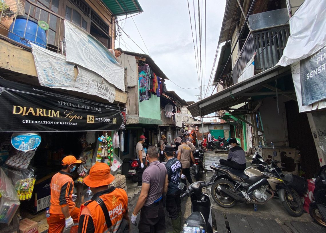 Polsek Tambora Bersama 3 Pilar Gotong Royong Bersihkan Sisa Kebakaran di Kampung Duri Dalam