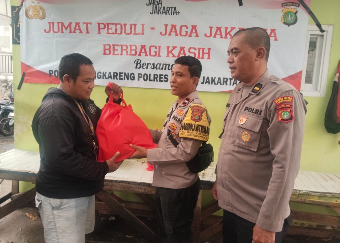 Polsek Cengkareng Gelar Jum’at Peduli, Ojol Bojong Indah Terima Bantuan Sosial