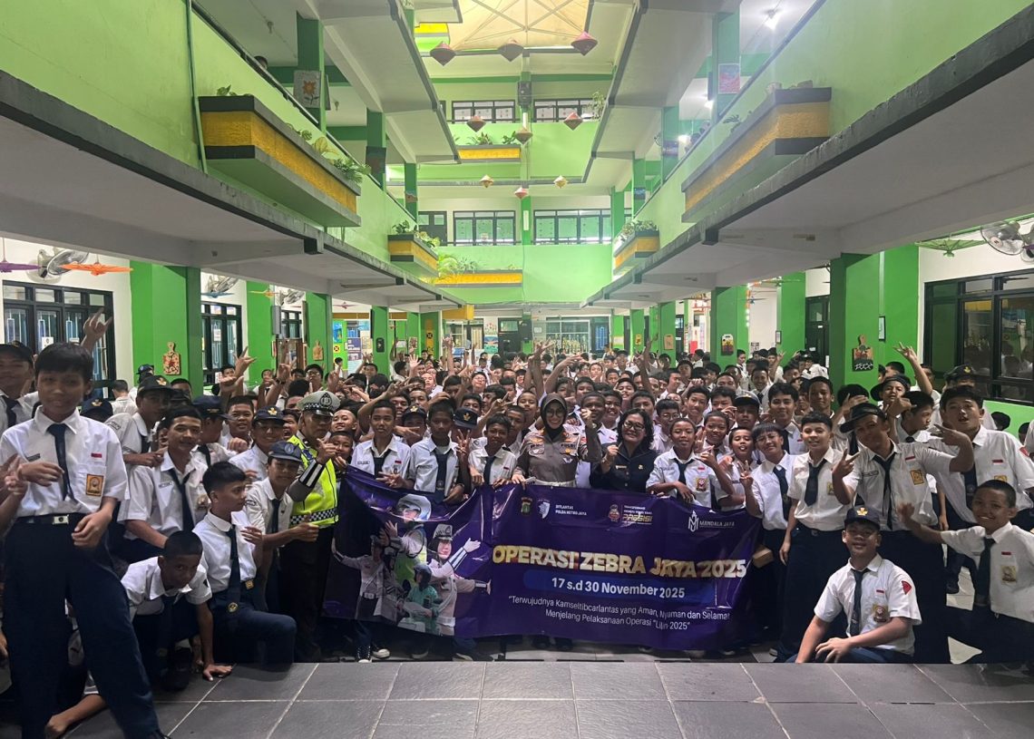 Police Goes To School: Satlantas Polres Metro Jakbar Sosialisasikan Keselamatan Berlalu Lintas di SMPN 88