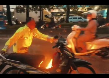 Heroik! Anggota Satlantas Cengkareng Selamatkan Motor Terbakar di Tengah Banjir