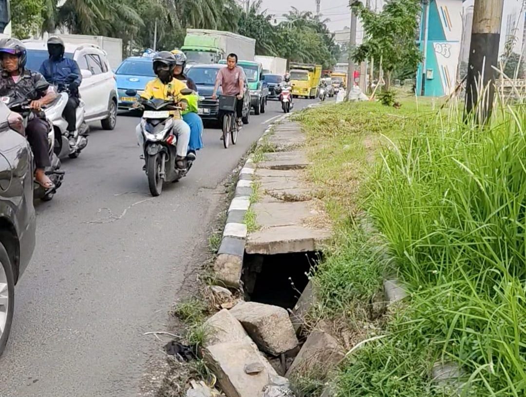 Kondisi Saluran Air di Jalan Daan Mogot  Menuju Arah ke Istana Merdeka Ambrol