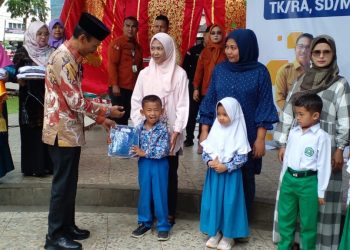 Pemkab Solok Selatan Bagikan 4.100 Seragam Gratis untuk Murid Baru di Sungai Pagu