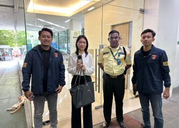 Anggota Polsek Grogol Petamburan Sigap Bantu Penumpang Asal China Temukan Handphone yang Tertinggal di Gocar