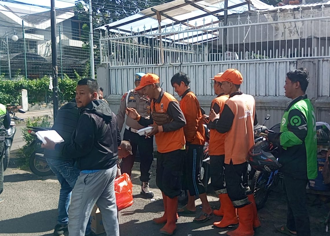 Jum’at Peduli, Polsek Grogol Bagikan 200 Paket Nasi untuk Driver Ojol