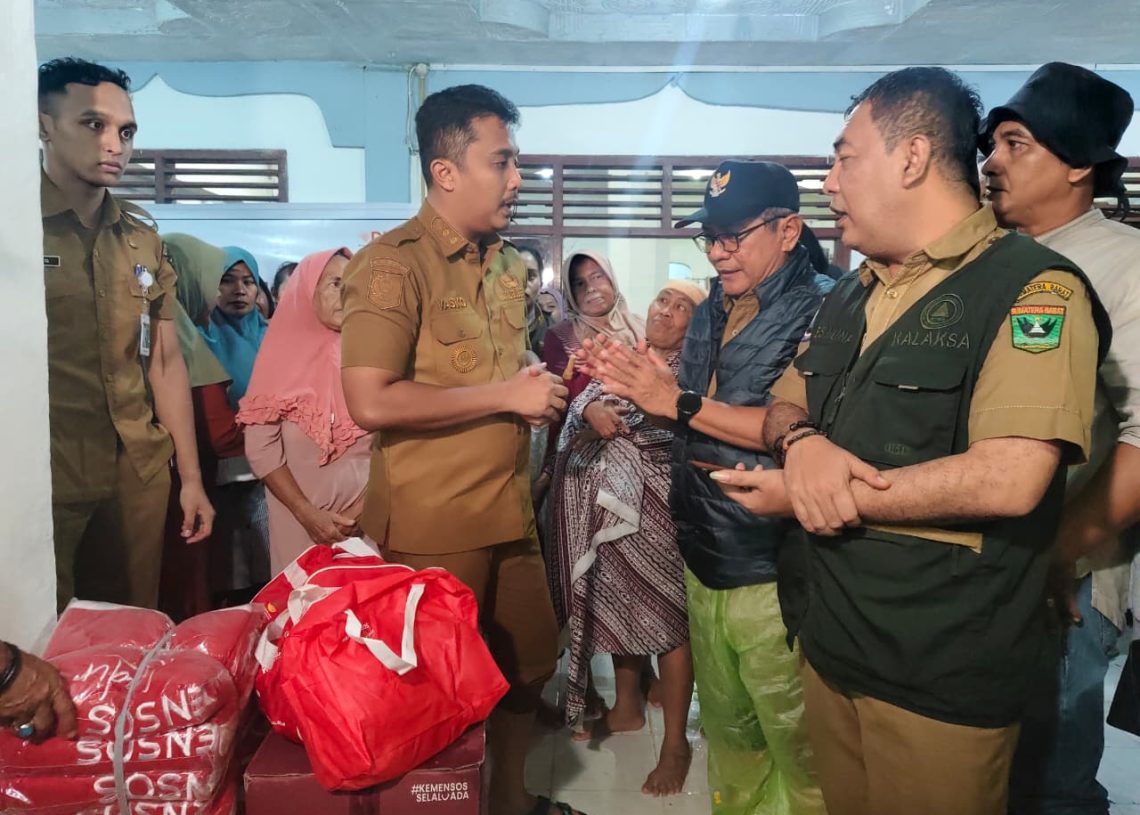 Wagub Sumbar Tinjau Korban Banjir di Ulakan, Salurkan Bantuan dan Instruksikan Penanganan Cepat