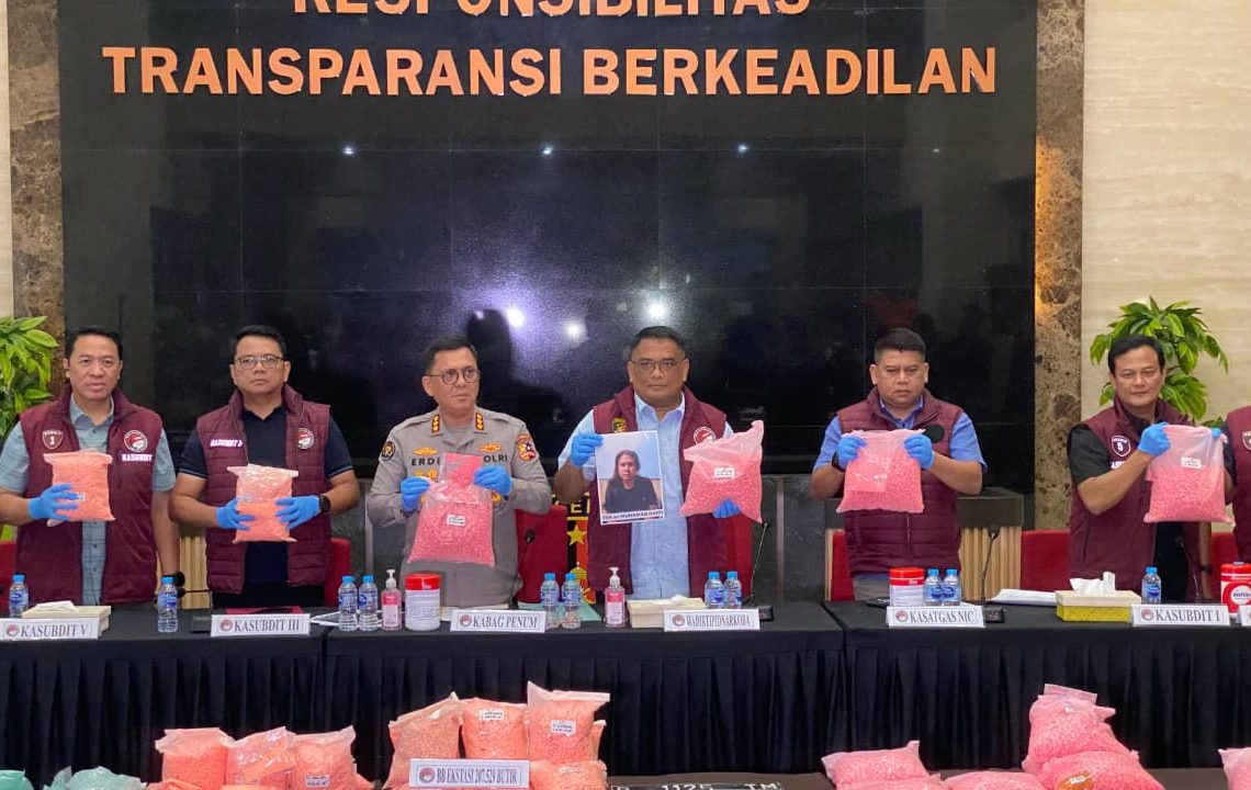 Ratusan Ribu Ekstasi dalam Mobil Kecelakaan, Polisi Kejar Pengendali Jaringan