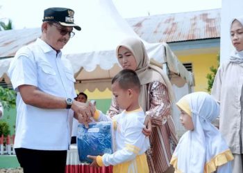 Wujudkan Pemerataan Pendidikan, Bupati Khairunas Telah Bagikan 57.959 Seragam Gratis