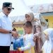 Wujudkan Pemerataan Pendidikan, Bupati Khairunas Telah Bagikan 57.959 Seragam Gratis