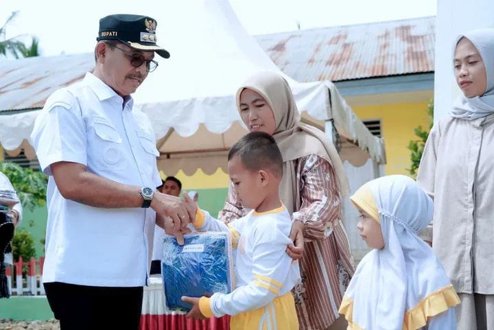 Wujudkan Pemerataan Pendidikan, Bupati Khairunas Telah Bagikan 57.959 Seragam Gratis
