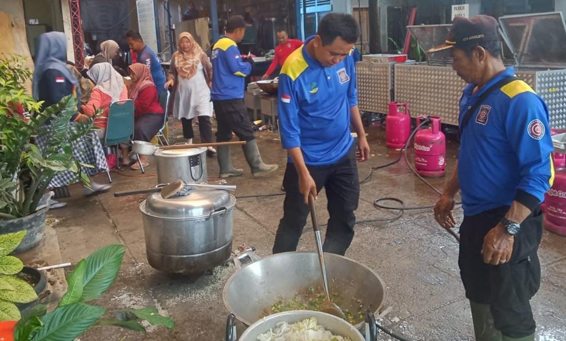 Personel Tagana Sawahlunto Perkuat Posko Dapur Umum Bencana Banjir di Kota Solok