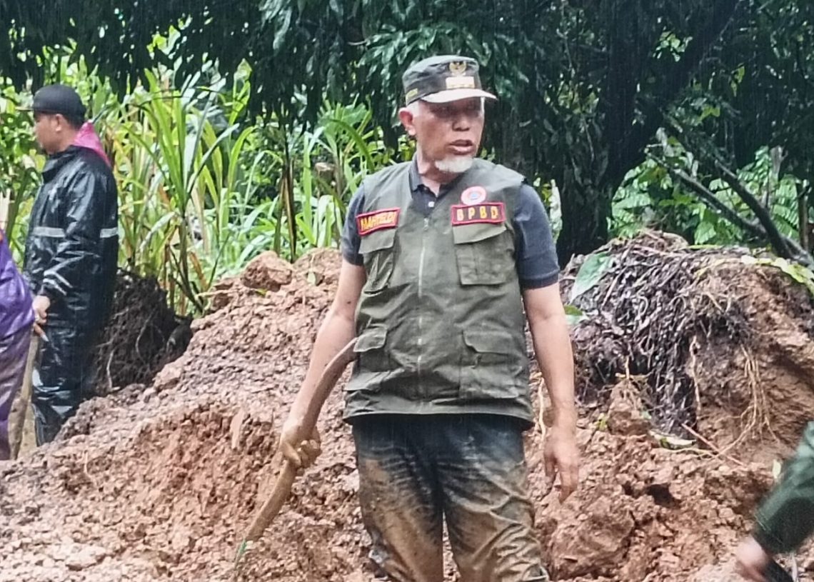 Gubernur Mahyeldi Turun Tangan Bersihkan Material Longsor di Malalak