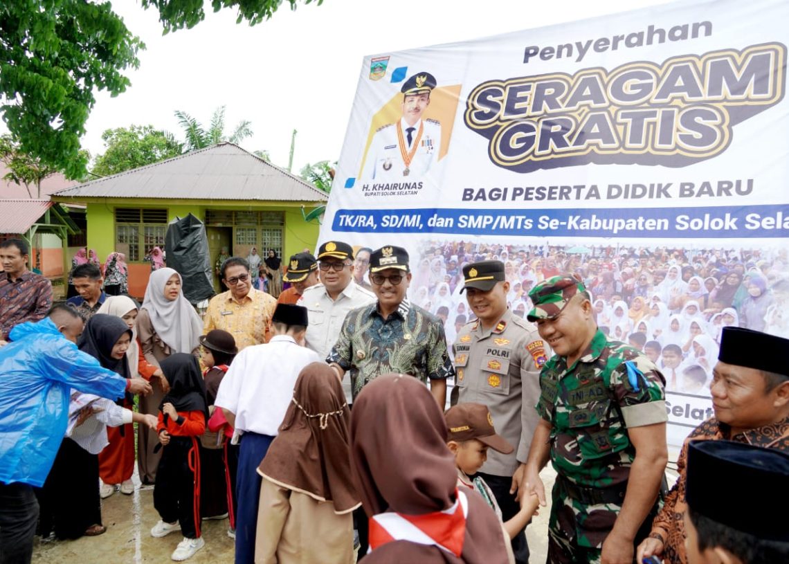 Meski Gerimis, Ribuan Pelajar Sangir Balai Janggo Antusias Terima Seragam Gratis