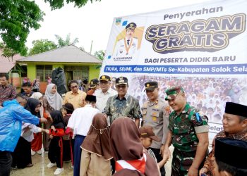 Meski Gerimis, Ribuan Pelajar Sangir Balai Janggo Antusias Terima Seragam Gratis