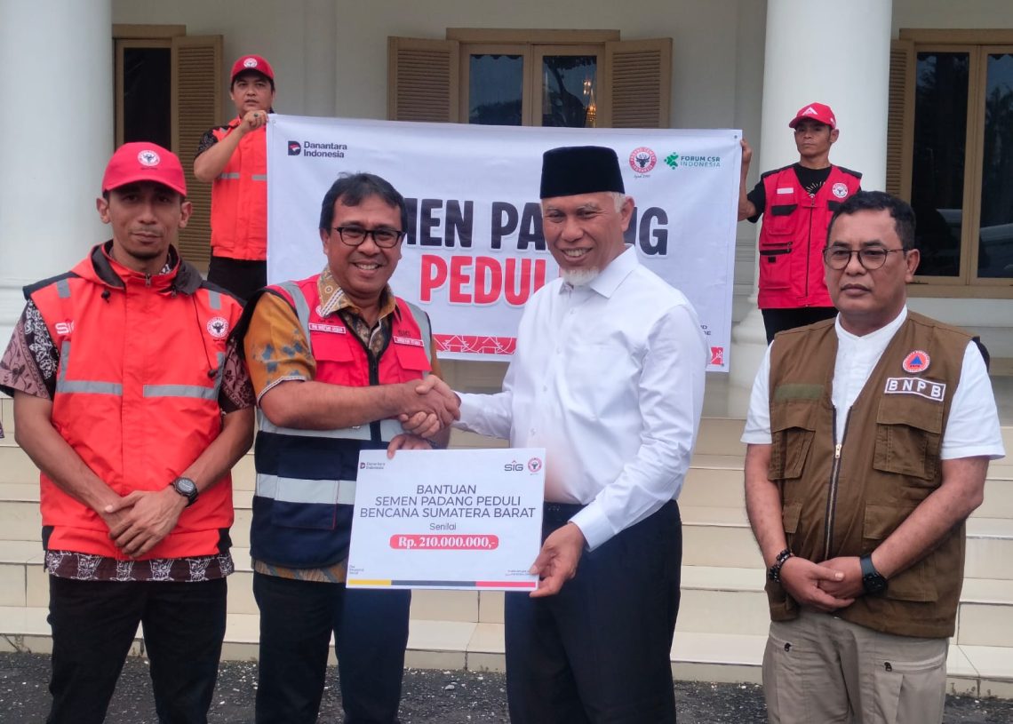Semen Padang dan IKA Unand Serahkan Bantuan untuk Korban Bencana Sumbar