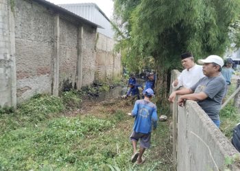 Ketua RW 09 Kamal Pimpin Gotong Royong Bersihkan Kali Apuran yang Tertimbun Lumpur