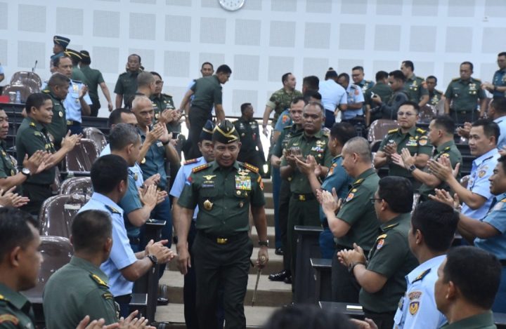 Panglima TNI Berikan Kuliah Umum kepada 111 Pasis Sesko TNI dan Resmikan Lapangan Olahraga Sesko TNI