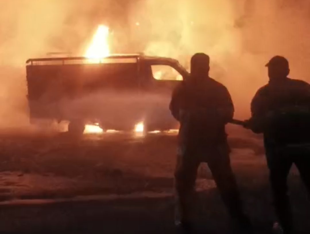 Api di Batu Bakawuik, Ketegangan Senja saat Mobil Carry Pembawa BBM Terbakar