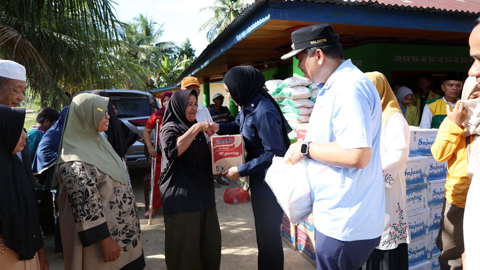 Cindy Monica Salurkan Bantuan untuk Korban Banjir di Pariaman