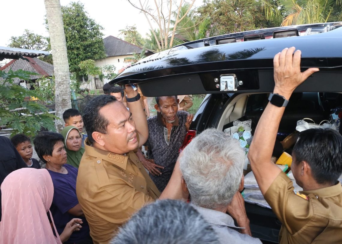 Wali Kota Yota Balad Serahkan Bantuan untuk Korban Banjir di Kota Pariaman