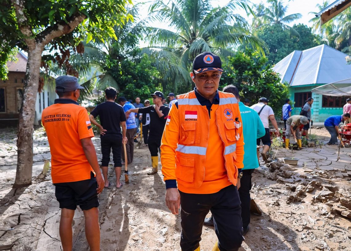 ASN Pemko Pariaman Diterjunkan Bersihkan Rumah Warga Terdampak Banjir