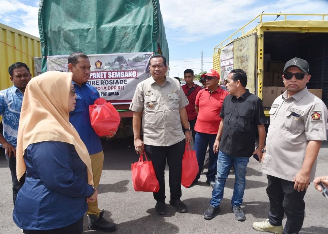 2.000 Paket Bantuan dari Andre Rosiade Diterima Wali Kota Pariaman Yota Balad