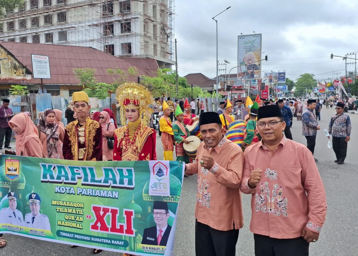 Kafilah MTQ Kota Pariaman Ikuti Pawai Ta’aruf di Bukittinggi