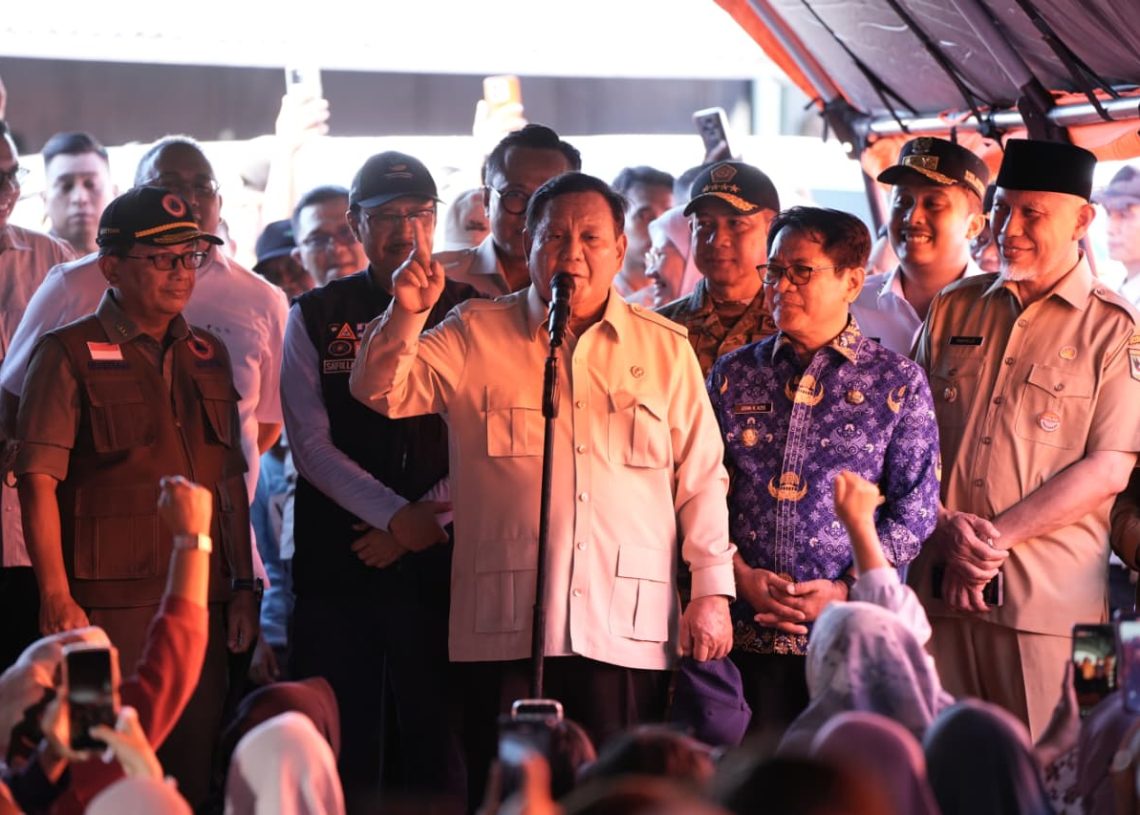 Presiden Prabowo Bagikan Bantuan Sembako Saat Meninjau Korban Bencana di Kabupaten Padang Pariaman