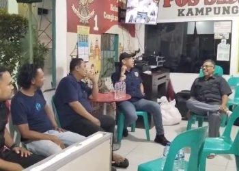 Unit Resmob Polres Jakarta Barat Jaga Kamtibmas Bersama Masyarakat di Satkamling RW 017 Cengkareng
