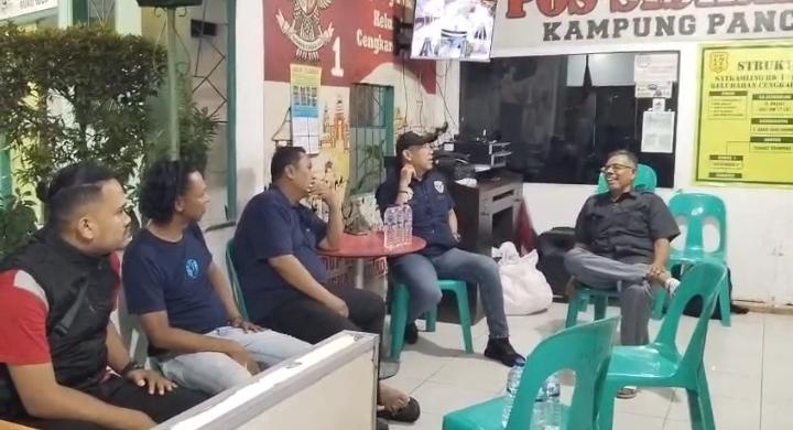 Unit Resmob Polres Jakarta Barat Jaga Kamtibmas Bersama Masyarakat di Satkamling RW 017 Cengkareng