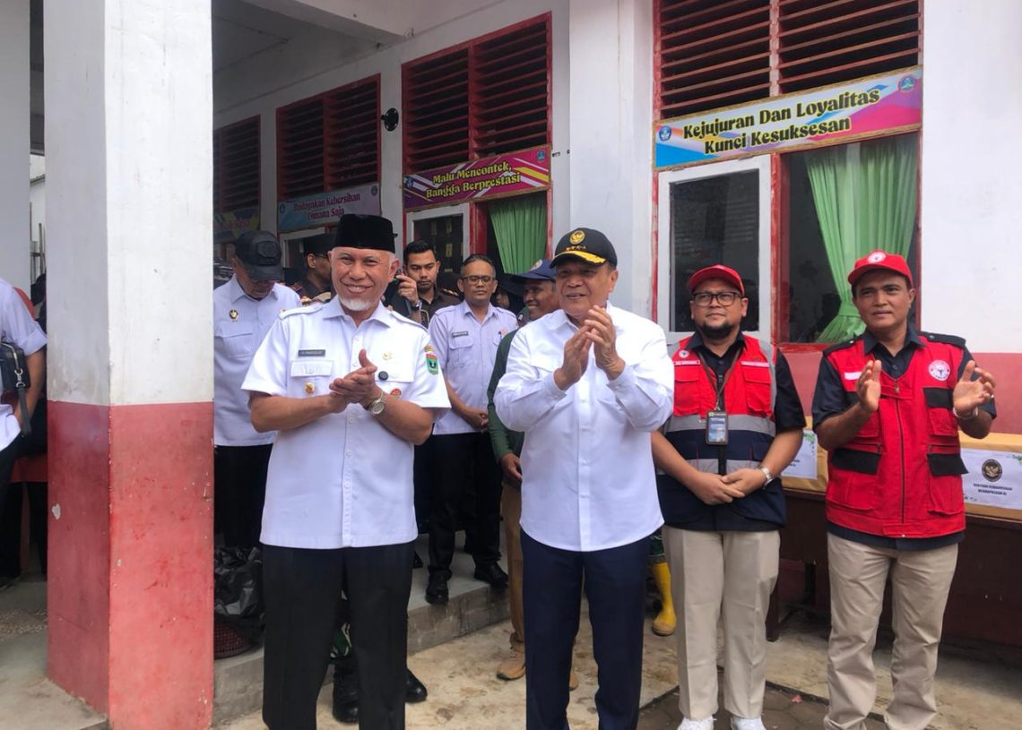 Djamari Chaniago Bawa Bantuan Rp309 Juta untuk Warga Terdampak Banjir Bandang Padang