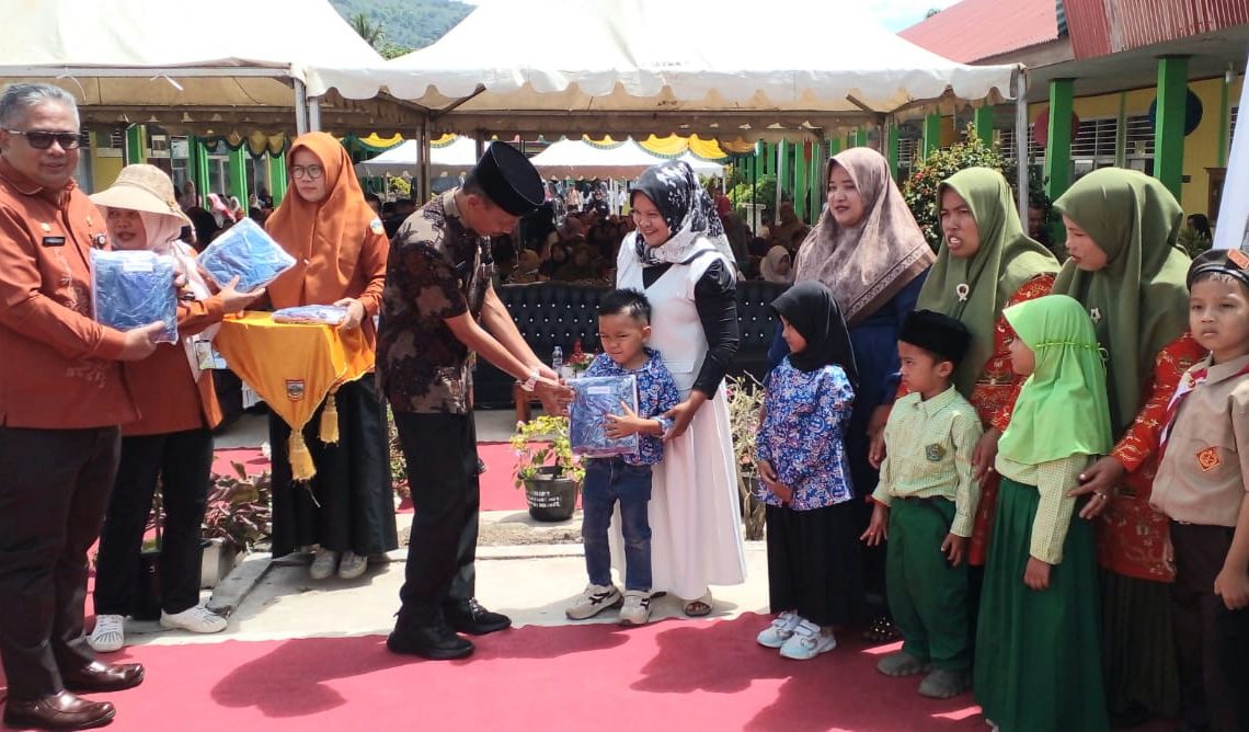 KPGD Jadi Kecamatan Terakhir, Pemkab Solsel Tuntaskan Pembagian 26.942 Seragam Gratis