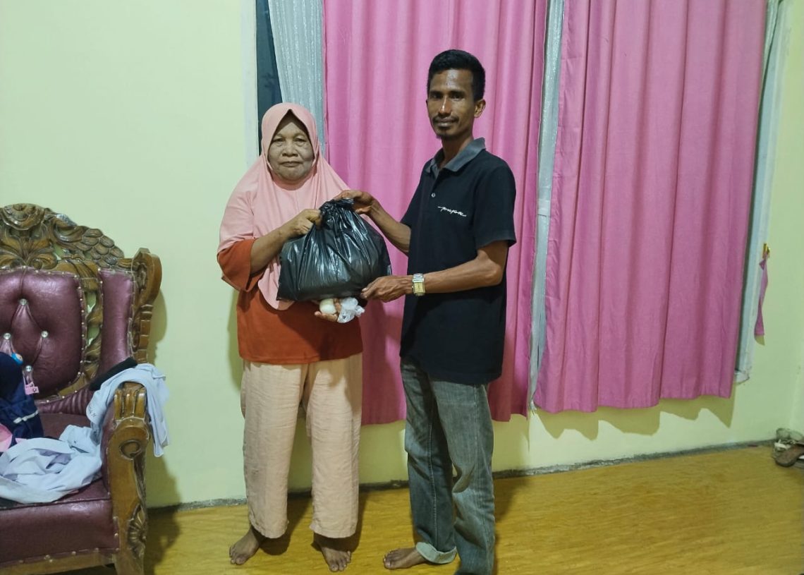 Peduli Sesama, Putri Mantan Bupati Pessel Salurkan Bantuan ke Warga Terdampak Banjir